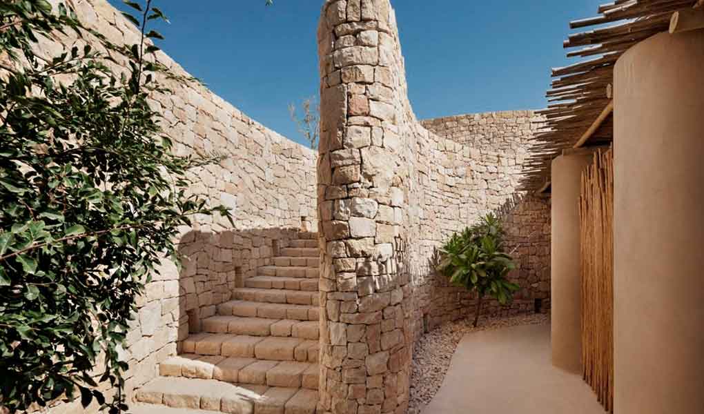 Detalle interior en piedra al hotel de lujo desierto de Israel