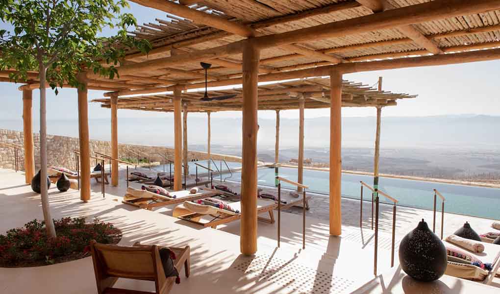 Hotel de lujo Six Senses Shaharut y su piscina exterior vistas desierto