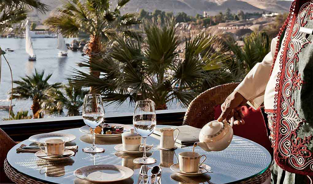 Detalle de la mesa del restaurante lujo con vistas al rio Nilo en Aswan