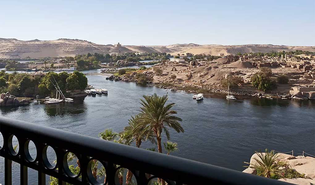 Vistas de Aswan desde la terraza del hotel lujo en Egipto
