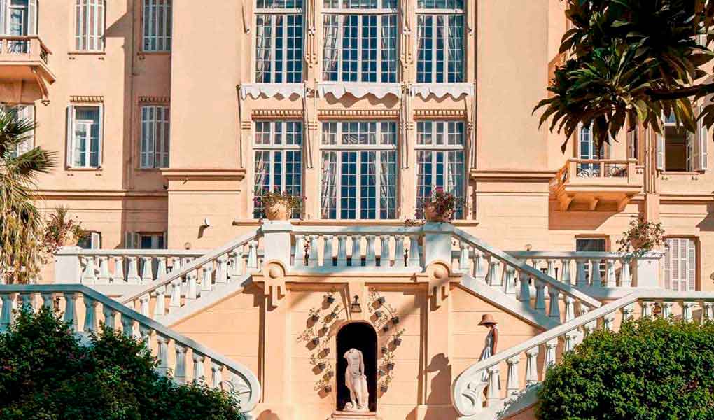Fachada del hotel de lujo en Luxor Sofitel Winter Palace