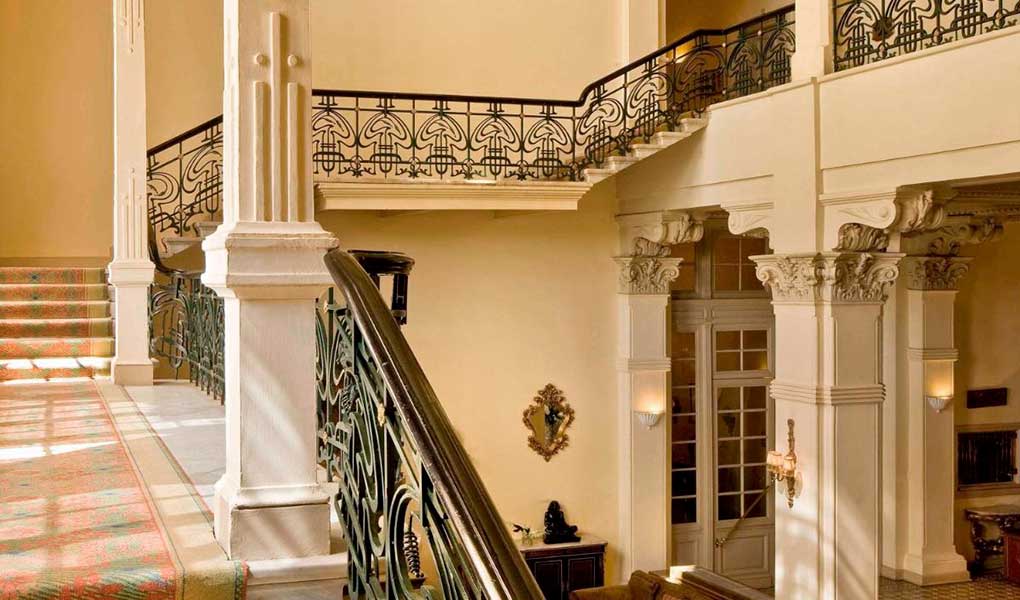 Detalle de las escalinatas Sofitel Winter Palace Luxor en Egipto