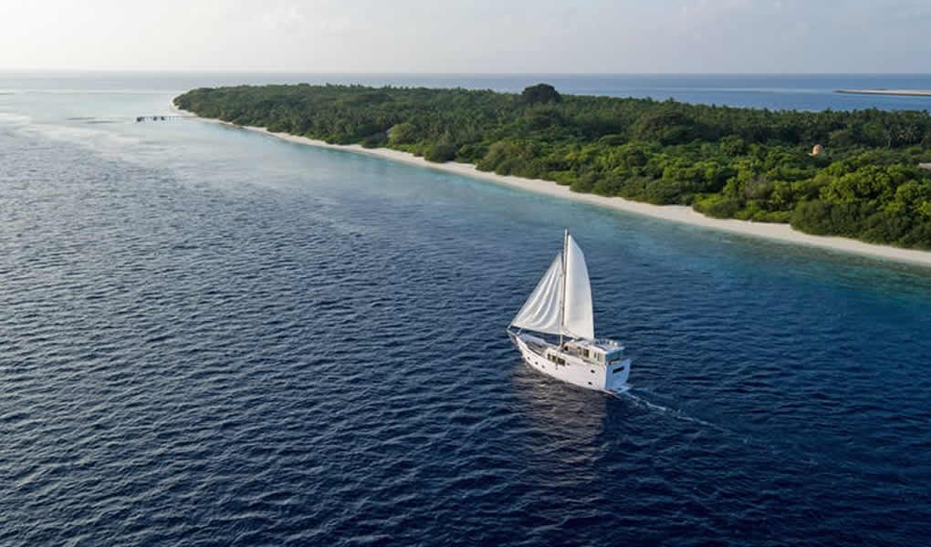 Private Yacht Maldives Soneva in Aqua soneva Fushi navegando
