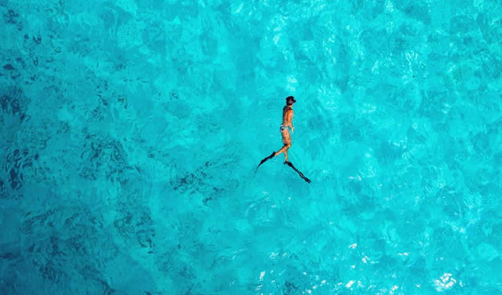 Soneva in Aqua persona snorkel mar Maldivas 