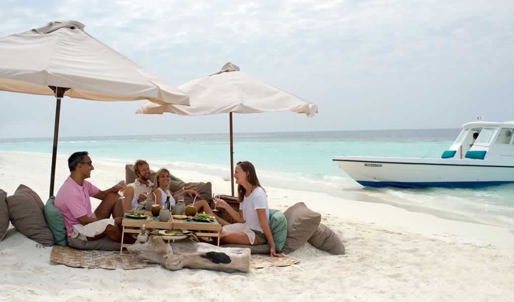  Soneva in Aqua pic nic privado Maldivas personas en la playa