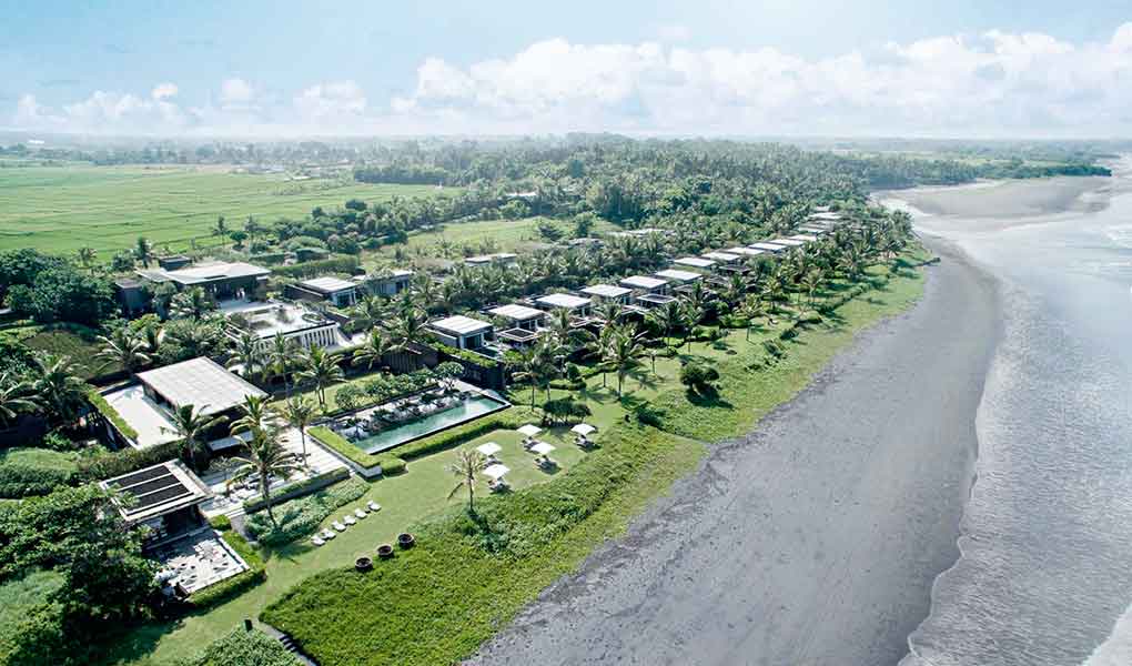 Vistas aéreas del hotel de lujo sobre la playa en Bali Soori Bali