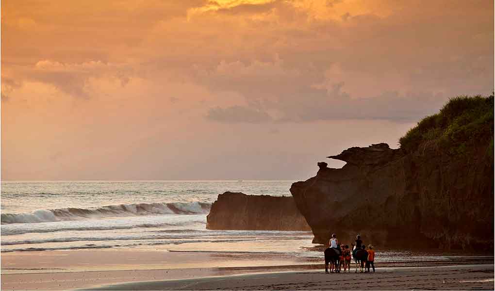 Vistas del atardecer sobre la playa en el hotel Soori Bali en Indonesia