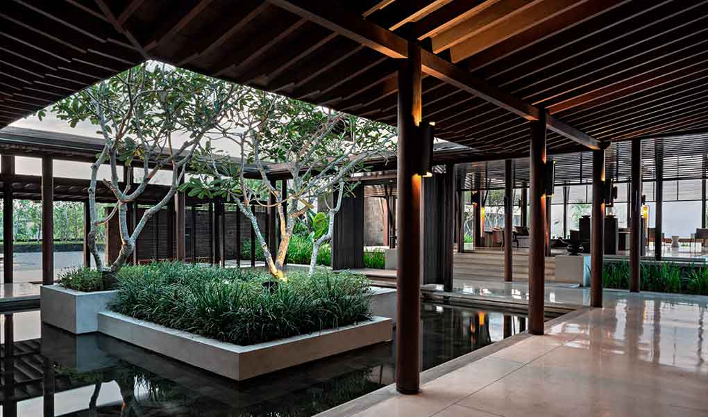 Diseño interior del hotel Soori Bali galería en madera fuente interior