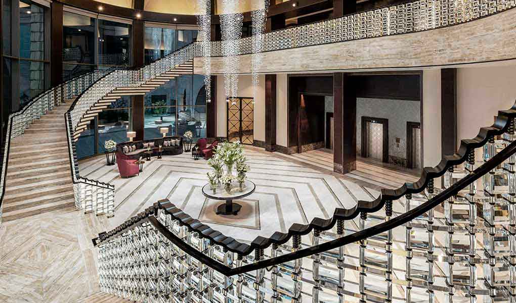 Escaleras tradicionales en la recepción hotel Egipto