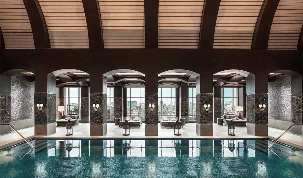 Piscina interior del hotel The St Regis Cairo en Egipto