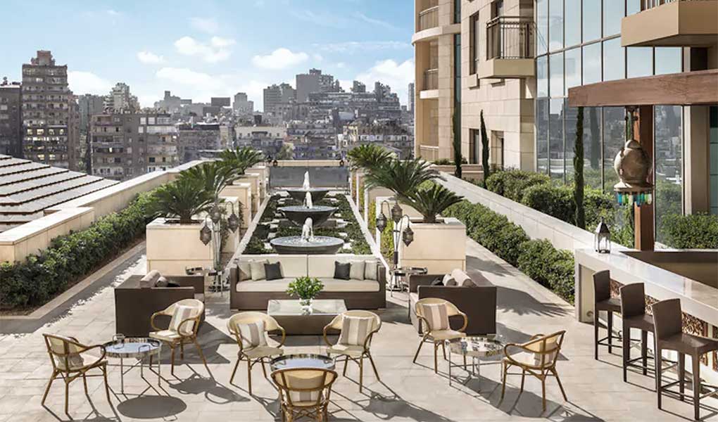 Terraza exterior del hotel de lujo The St Regis Cairo en Egipto