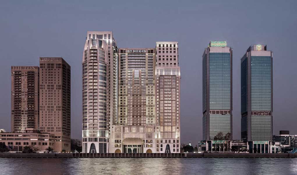 Fachada del hotel The St Regis Cairo por la noche