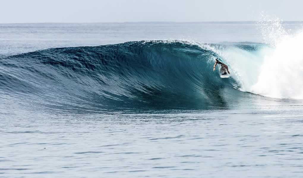 Gran ola sur en Maldivas hotel Six Senses Laamu