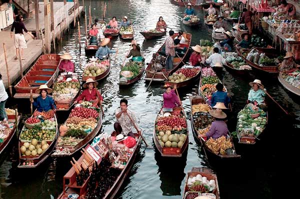 Mercado flotante con mercaderes en el río en la ciudad de Bangkok