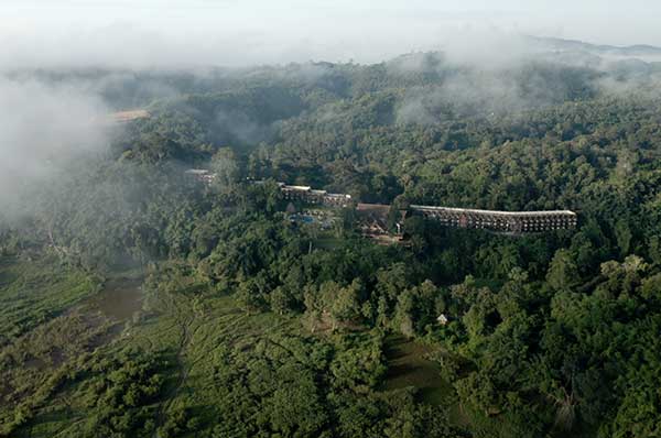 Vistas aéreas del hotel de lujo Anantara Golden Triangle Elephant Camp 