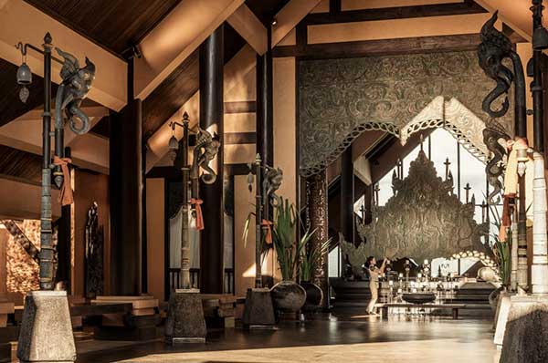 Decoración tradicional en madera del hotel lujo Chiang Rai Anantara Golden Triangle Elephant Camp