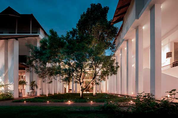 Hotel Raya Heritage en Chiang Mai con iluminación nocturna