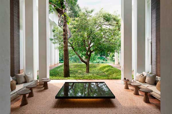 Espacios interiores del hotel Raya Heritage en Chiang Mai