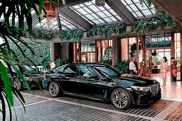 Coche de lujo en la entrada del hotel de lujo Mandarin Oriental en Bangkok Tailandia