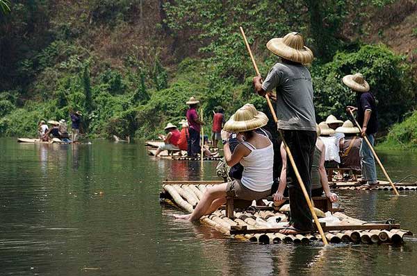 Excursion en barca de Bamboo en Chiang Mai en Tailandia