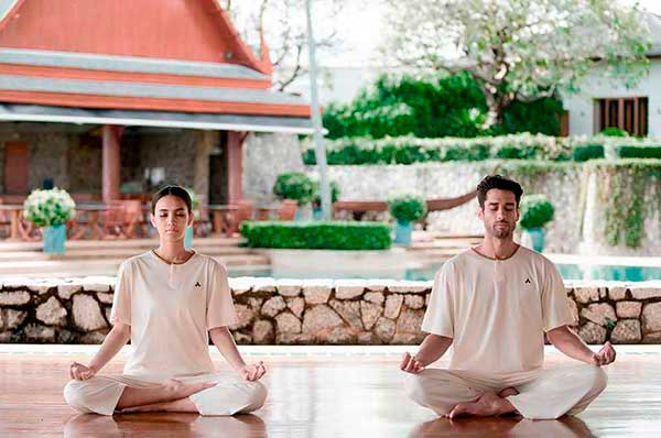 Dos personas practicando meditación en Chiva-Som Hua Hin