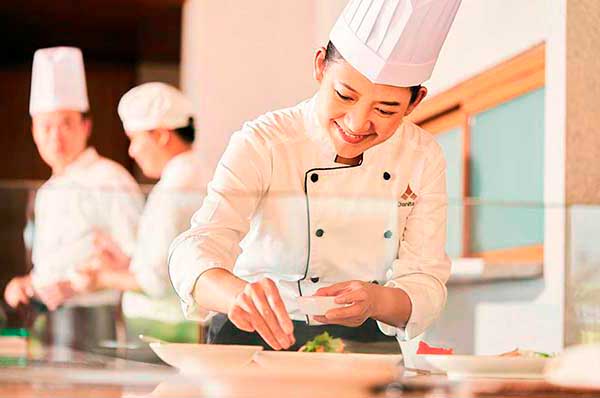 Chef trabajando en la elaboración de un plato en Chiva-Som Hua Hin Tailandia