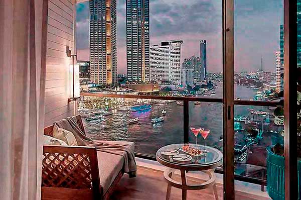 Vistas a Bangkok de noche desde la ventana del hotel de lujo Mandarin Oriental