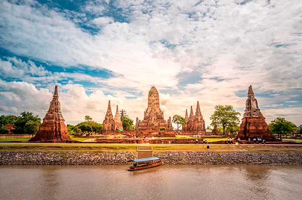 Vistas desde el río de las ruinas de la ciudad de Parque Histórico de Ayutthaya 