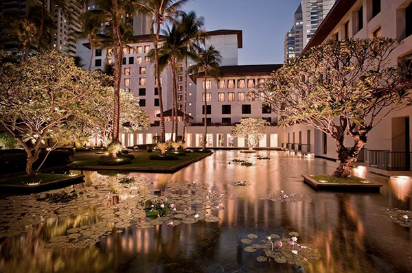 Entrada exterior hotel lujo Bangkok The Sukhothai iluminada noche