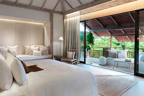Interior de la habitación del hotel de lujo Raya Heritage Chiang Mai