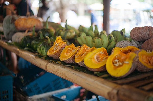 Mercado con frutas y verduras exóticas en Chiang Mai