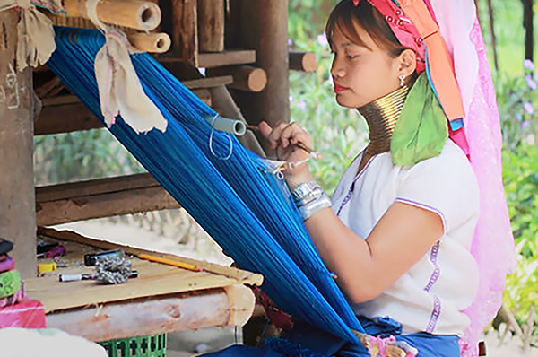 Mujer haciendo artesanias en Chiang Mai