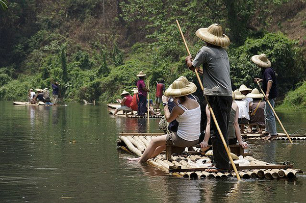 Paseo en barca de bambú en el norte de Tailandia en Chiang Mai