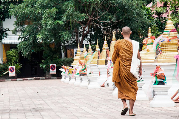 Ceremonia budista en templo de Chiang Mai