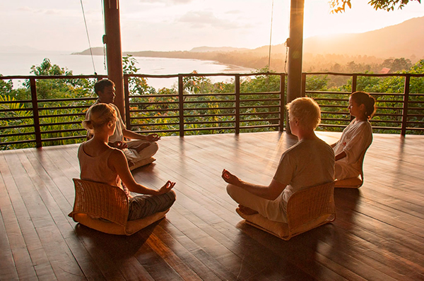 Grupo de personas meditando en Kamalaya Koh Samui en Tailandia