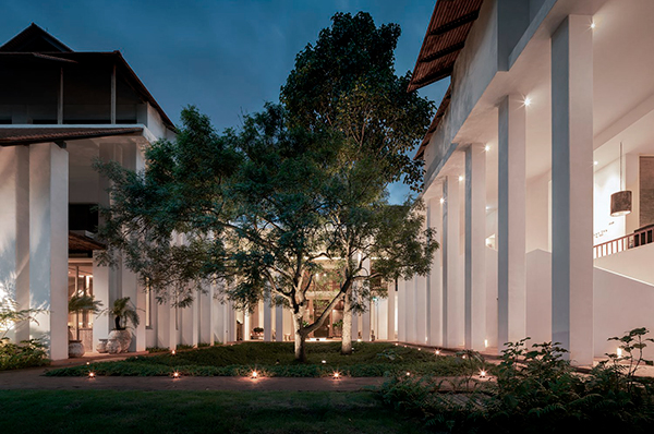 Hotel de lujo Chiang Mai Raya Heritage exterior iluminado noche