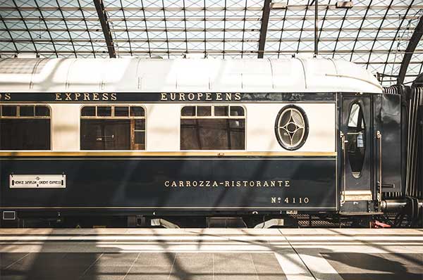 Tren de lujo visto de costado en color azul y blanco