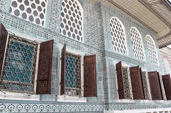 Ventanas de madera tradicional en edificio de Estambul con diseño turco.