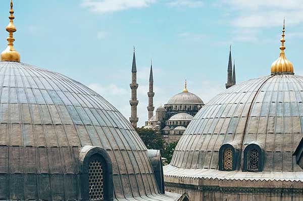 Cielo azul y arquitectura tradicional Turca en Estambul