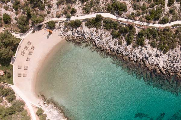 Aguas turquesa de las playas de Bodrum en Turquía con algo de vegetación