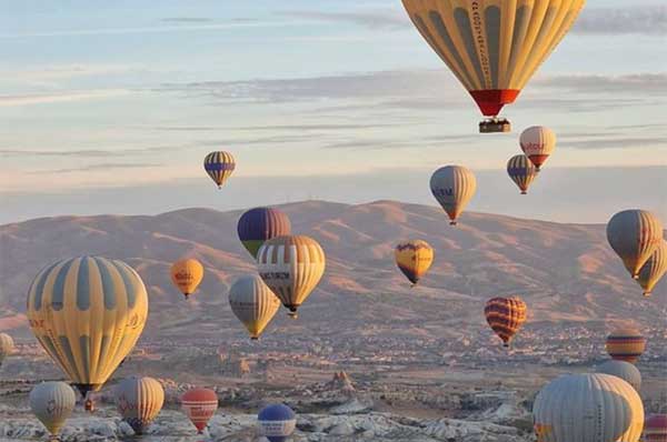 Atardecer en Capadocia en Turquía con vistas al valle y el cielo azul.