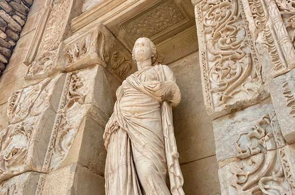 Vista desde abajo escultura turca en Éfeso en Turquía