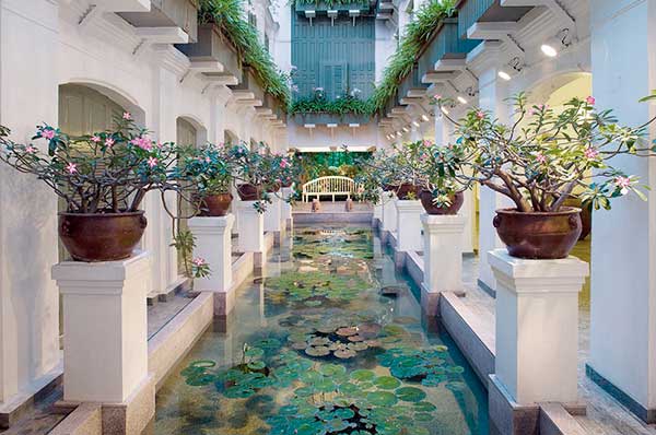 Balcones blancos con naturaleza y fuente de agua interior hotel de lujo Mandarin Oriental Bangkok 