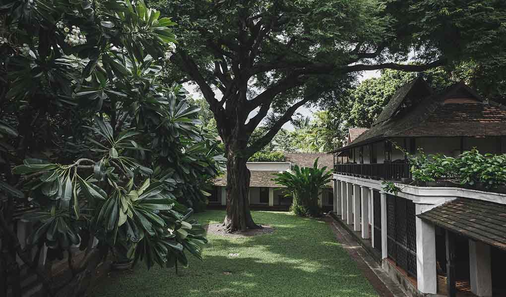 Patios interiores del hotel con galerías y vegetación natural