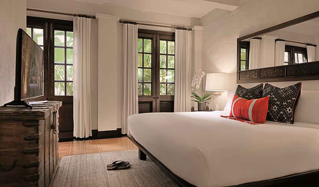 Interior de la habitación del hotel con detalles rústicos locales Tailandia