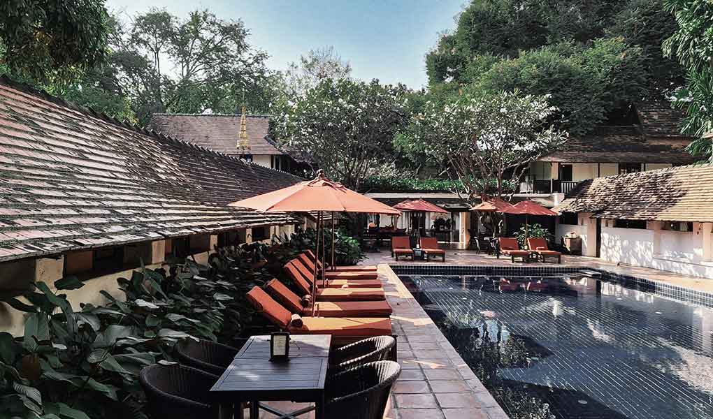 Piscina exterior del hotel Tamarind Village en Chiang Mai Tailandia