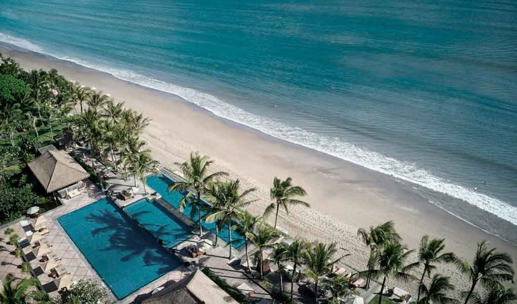 Vistas aéreas de la playa del hotel de lujo en Bali The Legian Seminyak Indonesia