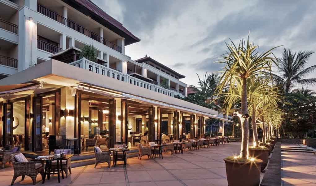 Galería exterior del hotel The Legian Seminyak con iluminación nocturna