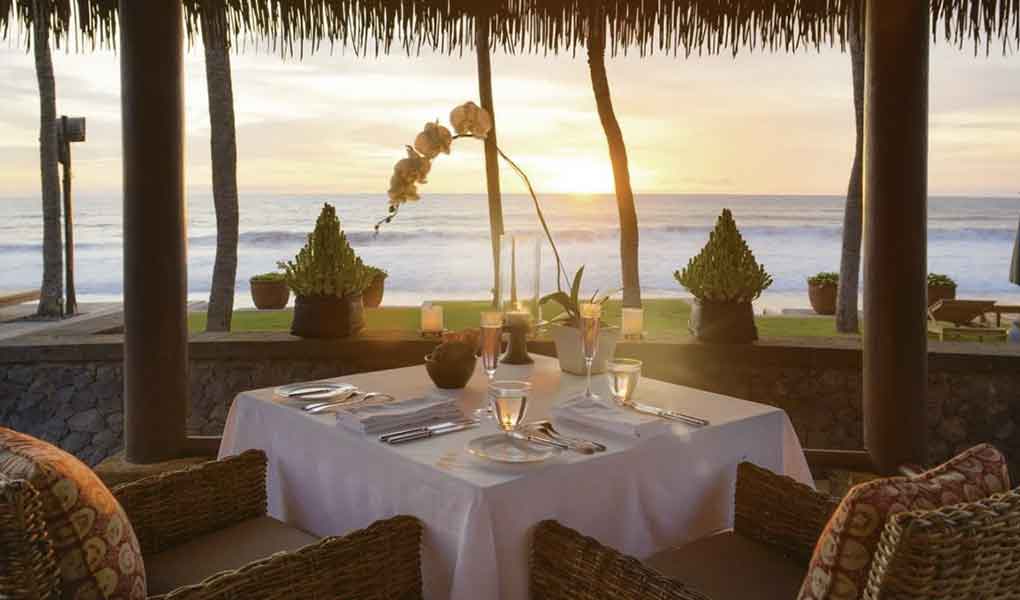 Atardecer desde restaurante del hotel con vistas al mar al atardecer