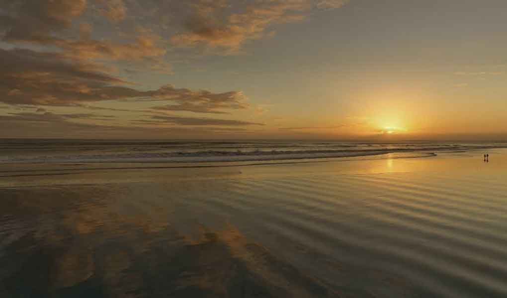 Atardecer sobre el mar desde la playa del hotel The Legian Seminyak